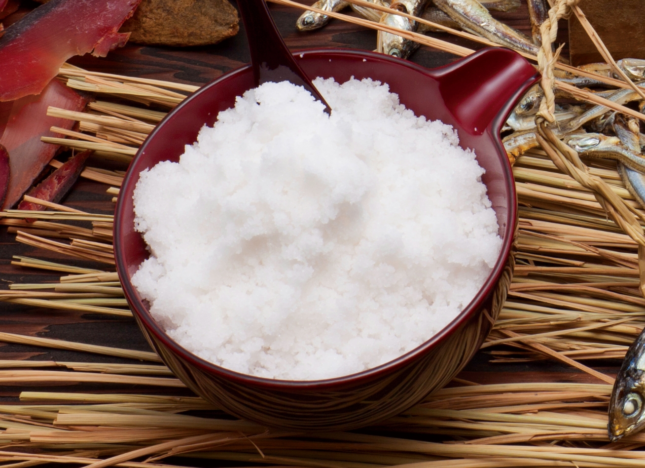 モンゴル産の天然結晶の岩塩